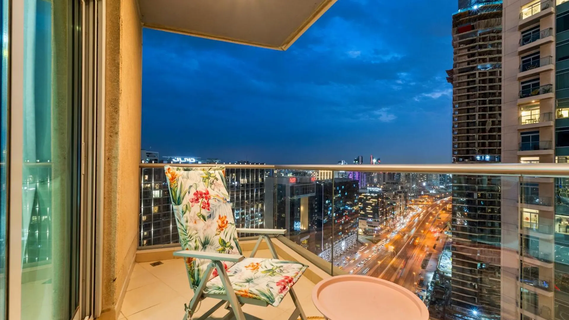 Stylish 1 Bedroom - Burj Khalifa View- 5Mn Walk To Dubai Mall-Apartment In Burj Views Tower Apartmán
