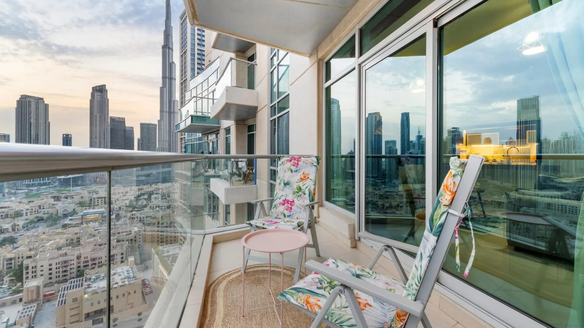 Stylish 1 Bedroom - Burj Khalifa View- 5Mn Walk To Dubai Mall-Apartment In Burj Views Tower